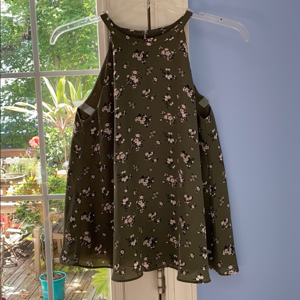 LOFT NWT top floral S flattering neckline $15